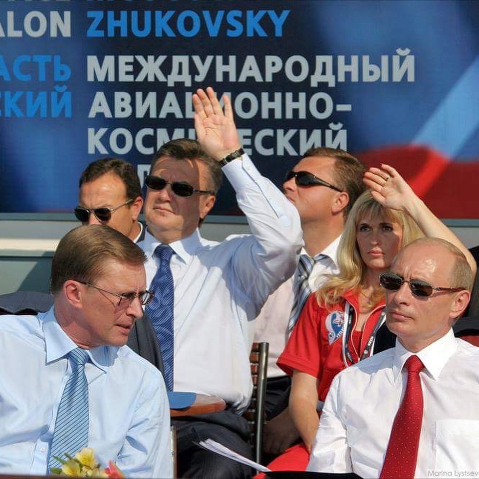 Sau khi tốt nghiệp, bà đã gia nhập câu lạc bộ bay địa phương và từng bước hiện thực hóa giấc mơ của bản thân. Chuyến bay cá nhân đầu tiên bà tự thực hiện vào năm 1988. Với Svetlana, chuyến bay đó quá mức bình tĩnh và cân bằng khiến bà cảm thấy chán nản. Trong ảnh: Svetlana chụp cùng Tổng thống Nga Vladimir Putin.