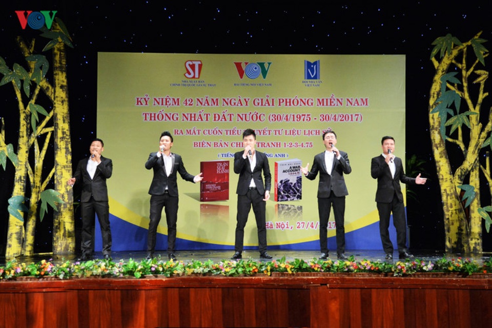 Chùm ảnh: Ra mắt tiểu thuyết “Biên bản chiến tranh 1-2-3-4.75“ tại VOV - 3 Mở đầu chương trình, các nghệ sĩ Nhà hát Đài Tiếng nói Việt Nam đã trình diễn “Những bài ca đi cùng năm tháng” thời chống Mỹ như Màu hoa đỏ, Trên đỉnh Trường Sơn ta hát, Bác vẫn cùng chúng cháu hành quân...