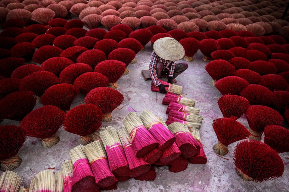 Những hình ảnh xuất sắc của nhiếp ảnh gia Việt đăng trên National Geographic - 3
Hương đóng một vai trò hết sức quan trọng trong cuộc sống của người Việt Nam, là cầu nối của con người với thế giới tâm linh. Nghề làm hương là một nghề truyền thống có từ hàng ngàn năm nay ở Việt Nam. (Click vào đây để xem ảnh kích thước lớn)
