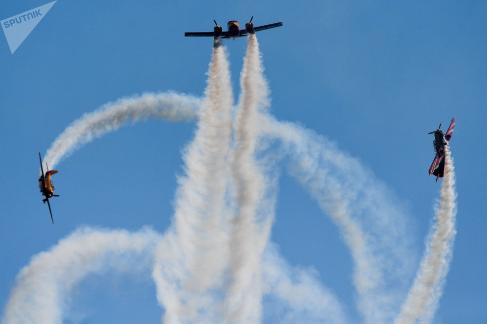 
Trong 3 ngày đầu của triển lãm, theo Bộ Công nghiệp và Thương mại Nga, tổng số tiền từ các hợp đồng thương mại, mua bán lên tới 6,7 tỷ USD. Trong ảnh: Máy bay nhào lộn Pervy Polyot trình diễn bên cạnh máy bay huấn luyện Yakovlev Yak-52.
