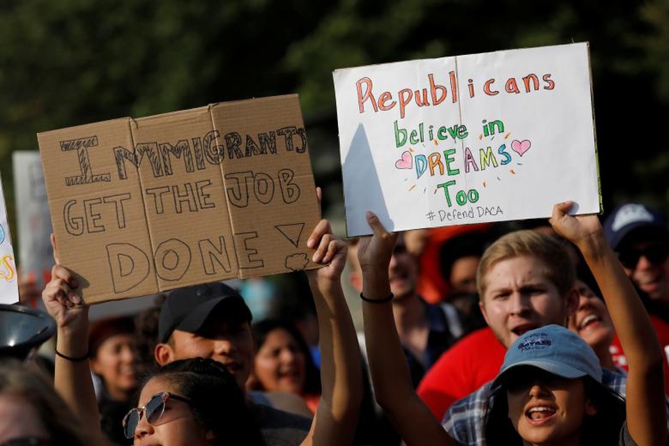 Biểu tình phản đối Tổng thống Trump hủy chương trình nhập cư DACA - 3 DACA là chương trình được chính quyền cựu Tổng thống Mỹ Barack Obama thông qua hồi năm 2012 cho phép những trẻ em nước ngoài được đưa đến Mỹ không có giấy tờ hợp lệ trước năm 16 tuổi được quyền ở lại khi họ học tập, làm việc hoặc tham gia quân đội. Trong ảnh: Những người biểu tình giơ biểu ngữ trước Nhà Trắng.