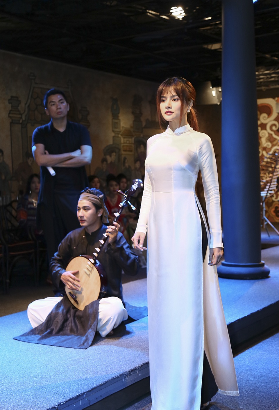 Vũ Thu Phương trở lại sàn diễn thời trang - 2 Vũ Thu Phương tập luyện chương trình cùng các nghệ sĩ tham gia đêm diễn