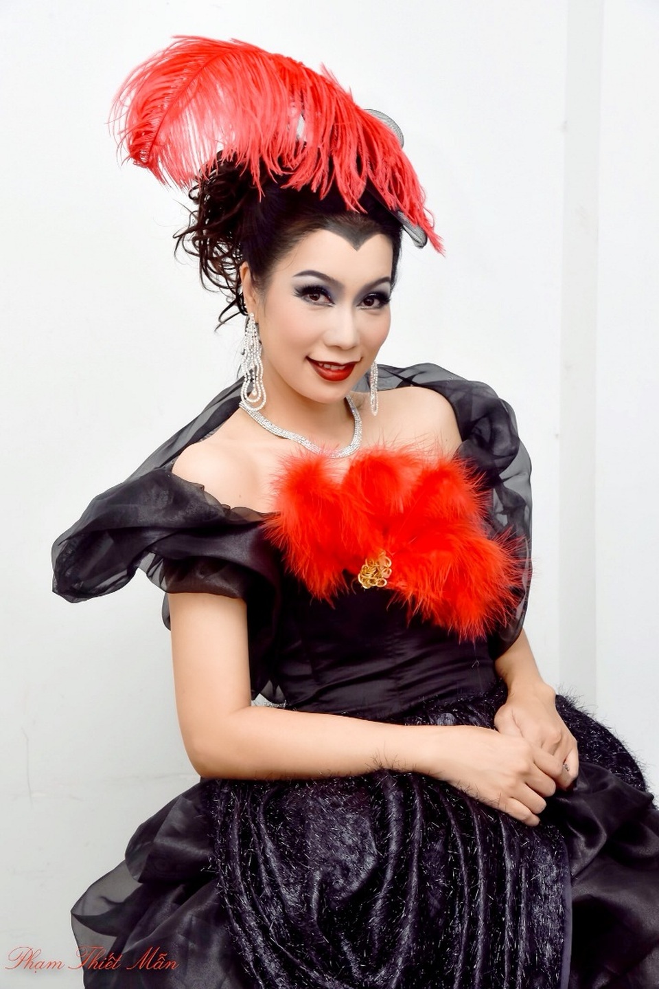 Á hậu Trịnh Kim Chi chuyển thể “Lọ Lem Truyền Kỳ” Tết Nguyên đán - 2 Nữ nghệ sĩ vẫn làm việc mệt mài trong kì nghỉ Tết.