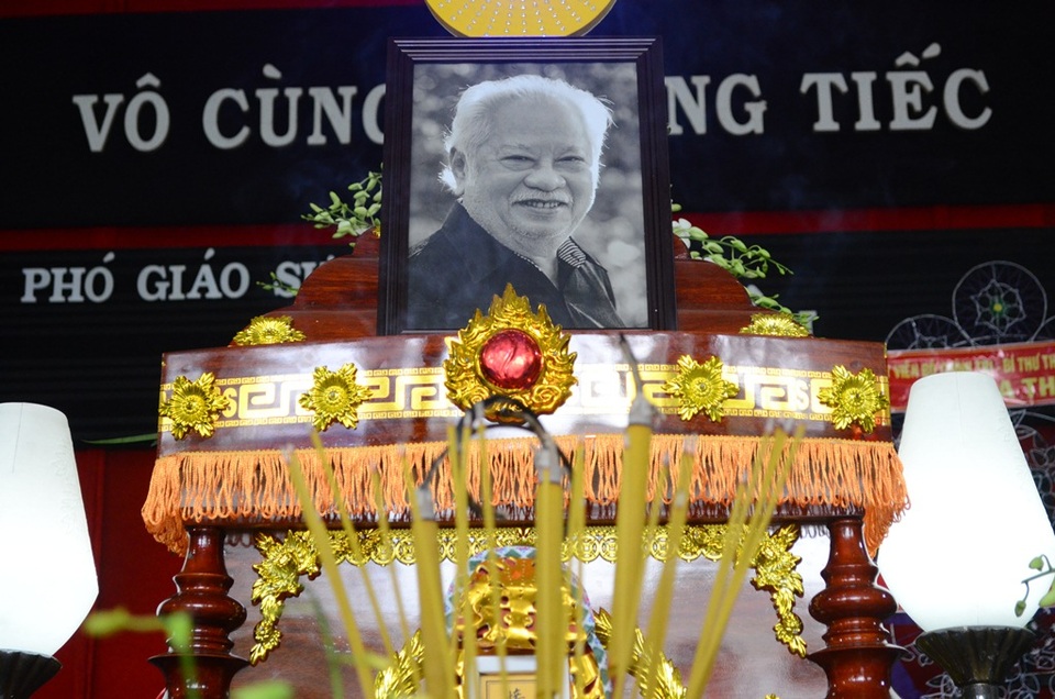 
Sự ra đi của ông vào những ngày cuối năm là một tổn thất lớn cho làng nhạc Việt Nam.
