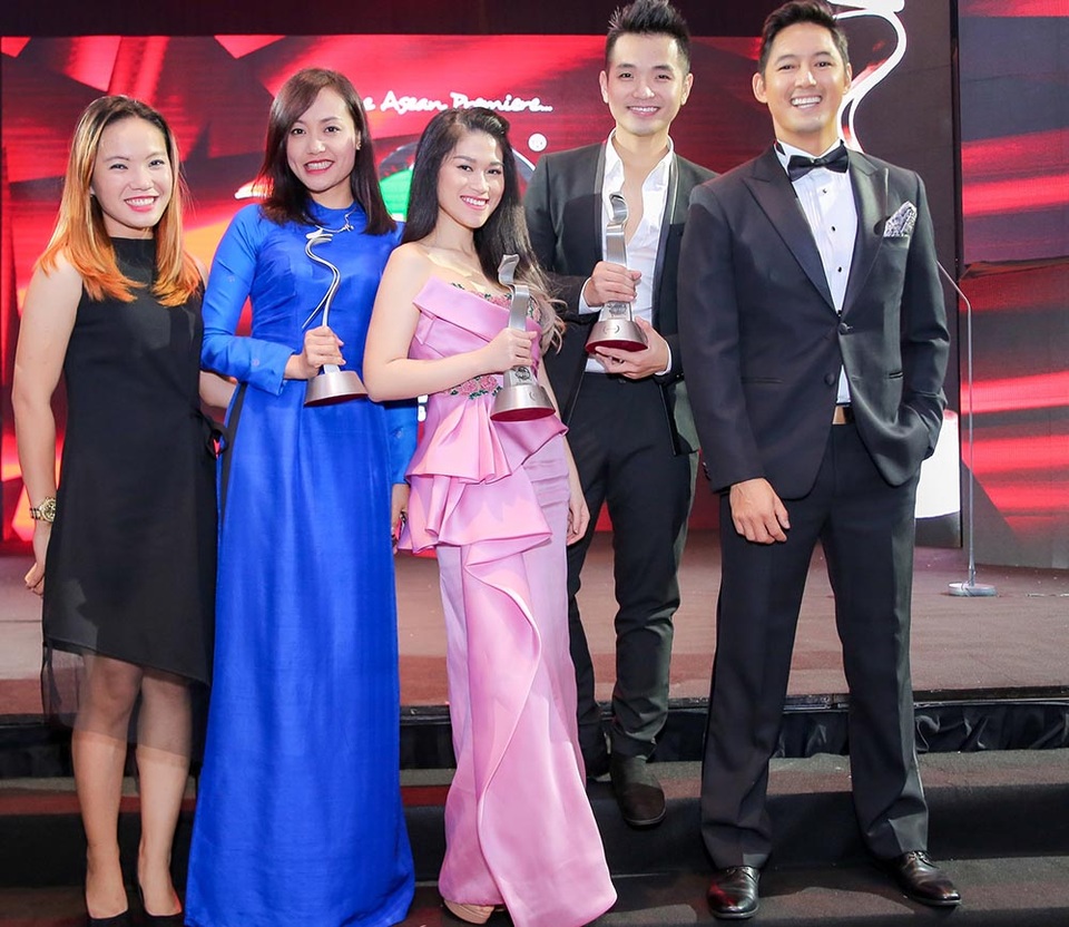 “Đảo của dân ngụ cư” đoạt 3 giải thưởng tại LHP quốc tế ASEAN 2017 - 5 Nụ cười rạng rỡ của các thành viên trong đoàn làm phim.