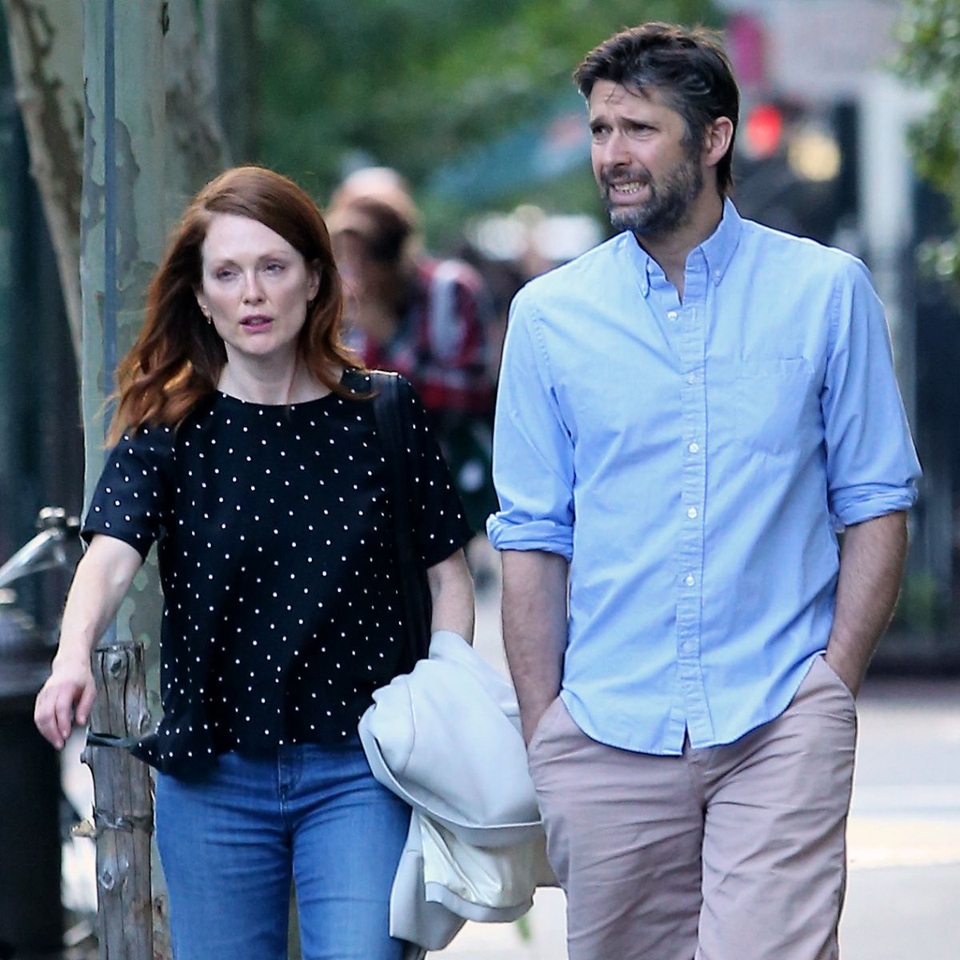 Julianne Moore và Bart Freundlich - Khoảng cách 9 tuổi: Sau khi bước ra khỏi cuộc hôn nhân đầu đổ vỡ, nữ diễn viên Julianne Moore kết hôn với đạo diễn Bart Freundlich kém 9 tuổi hồi năm 2003. Cho tới giờ, cặp đôi đã gắn bó 14 năm và Julianne Moore vẫn luôn được khen ngợi bởi vẻ ngoài trẻ trung, quyến rũ bất chấp tuổi tác. Cặp đôi đã có 2 người con chung.