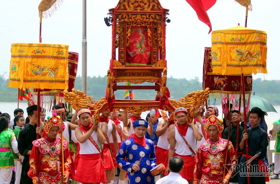 Trai Hà Nội mặc váy rước nước trên sông Hồng - 5 Trai Hà Nội mặc váy rước nước trên sông Hồng - 5