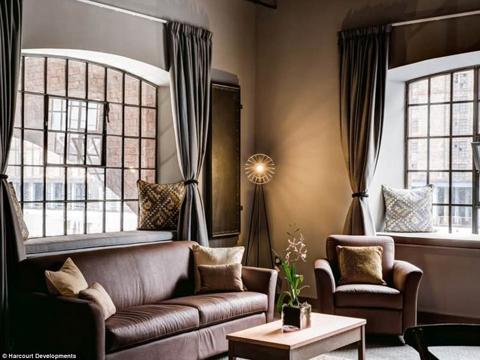 Khách sạn có 120 phòng nằm trên 4 tầng lầu với phong cách thiết kế cổ điển, mang vẻ đẹp của những con tàu biển hạng sang hồi đầu thế kỷ 20.