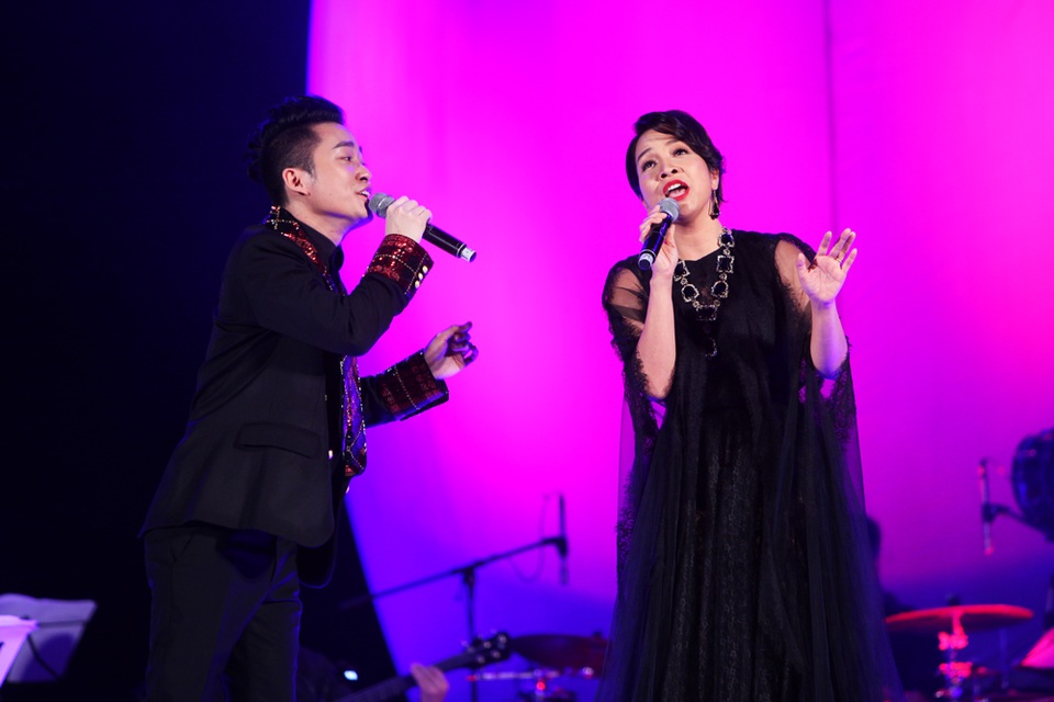 Diva Hồng Nhung nằm ngửa hát, Tùng Dương bật khóc trên sân khấu - 8
Tùng Dương- Mỹ Linh song ca Quê nhà, Trở về tuổi thơ.