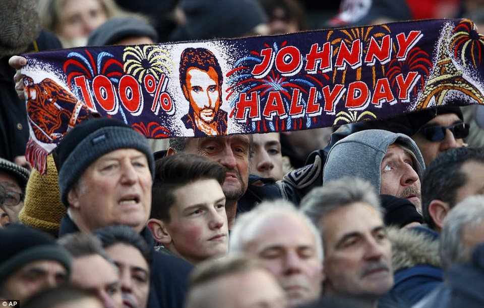 Đông đảo fan của nghệ sĩ Hallyday thuộc nhiều thế hệ đã cùng xuống đường tiễn đưa nghệ sĩ.