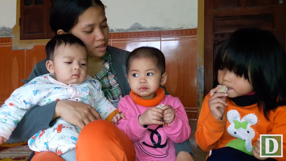 Mẹ nghèo đau đớn trước cảnh con gái 3 tuổi mắc bệnh ung thư máu - 3 Người mẹ nghèo bên những đứa con thơ dại, chị chỉ biết nguyện cầu một phép nhiệm màu có thể đến với gia đình mình để đứa con khốn khổ thêm một lần được “tái sinh”.