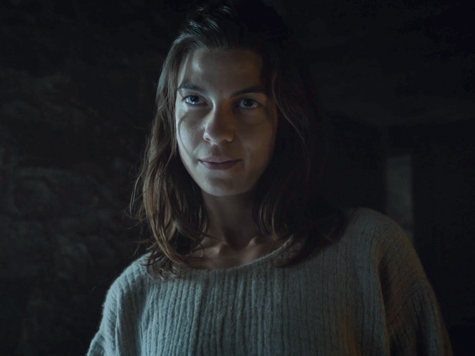 Nhân vật Osha (nữ diễn viên Natalie Tena) - người hầu trung thành, tận tâm với nhà Stark - cũng bị sát hại bởi Ramsay Bolton.