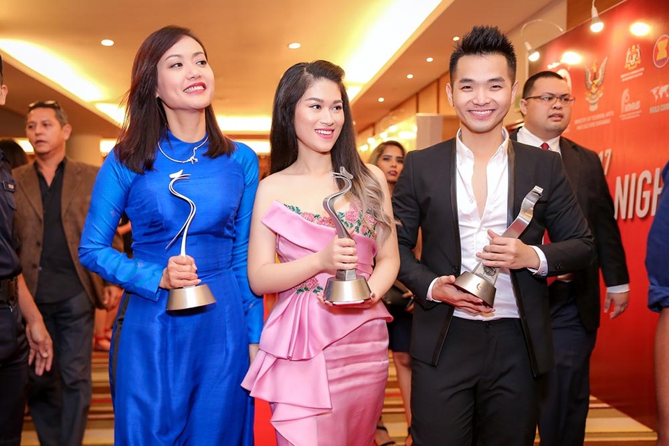 Phạm Hồng Phước giành giải “Nam diễn viên chính xuất sắc nhất” tại LHP quốc tế ASEAN 2017 - 3 Nụ cười rạng rỡ của 3 nhân vật chính sau khi nhận cúp.