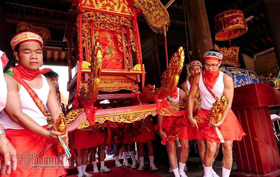 Trai Hà Nội mặc váy rước nước trên sông Hồng - 6 Đoàn phụ giá mặc trang phục váy đỏ, đai đỏ (trước đây là đóng khố)