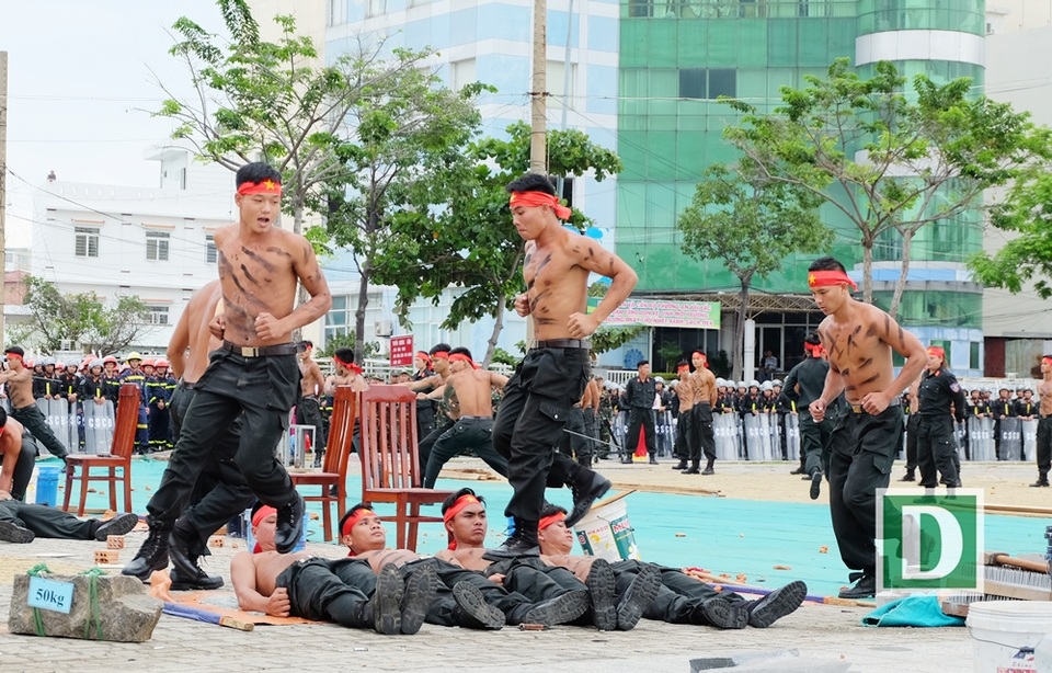 Cảnh sát đặc nhiệm diễn tập khí công, võ thuật chuẩn bị APEC - 7 Nằm lăn trên mảnh chai, và chịu lực người chạy đạp ngang qua người