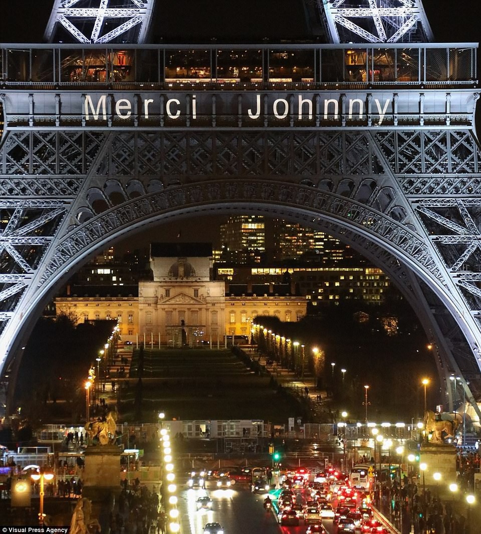 Trên tòa tháp Eiffel xuất hiện dòng chữ “Cảm ơn Johnny”.