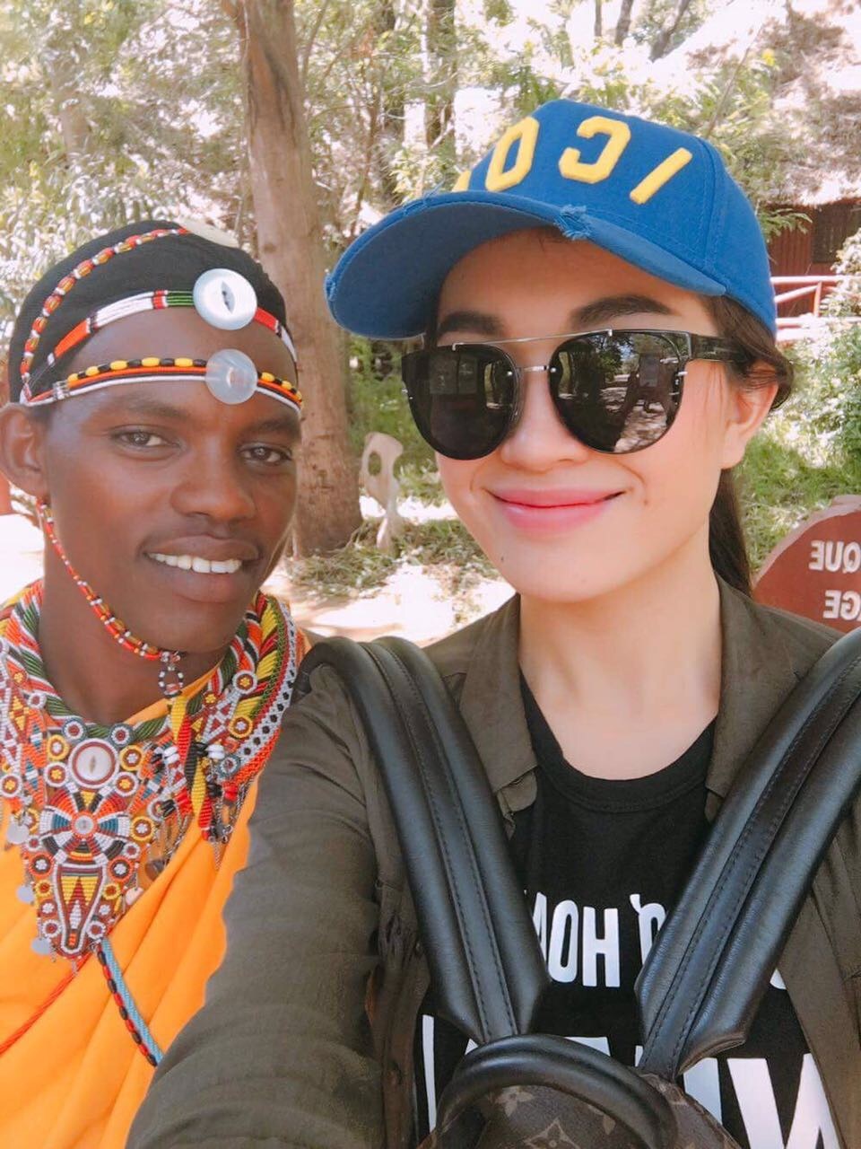 Cô chụp ảnh cùng người dân bản địa