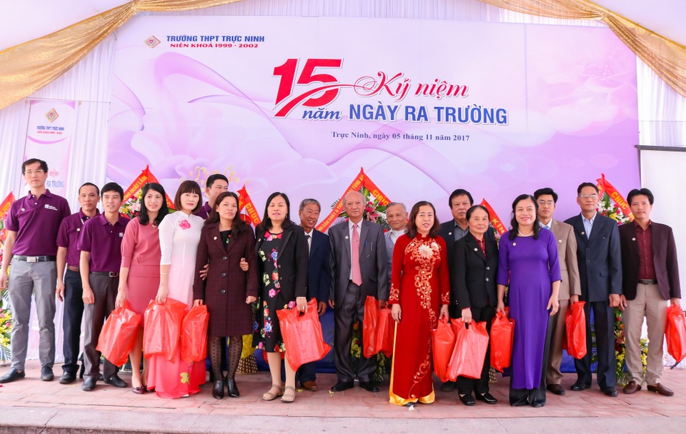 "Chúng mày ơi, về với trường, với lớp đi…" - 4
Đại diện ban liên lạc các lớp tặng quà kỷ niệm ngày Hội Khóa tới Thầy – Cô