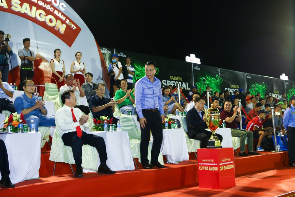 Sự chuyên nghiệp và chu đáo tạo nên thương hiệu bóng đá “Bia Sài Gòn” - 2 Ông Lê Hoài Anh tặng hoa động viên các cầu thủ trước trận khai mạc.