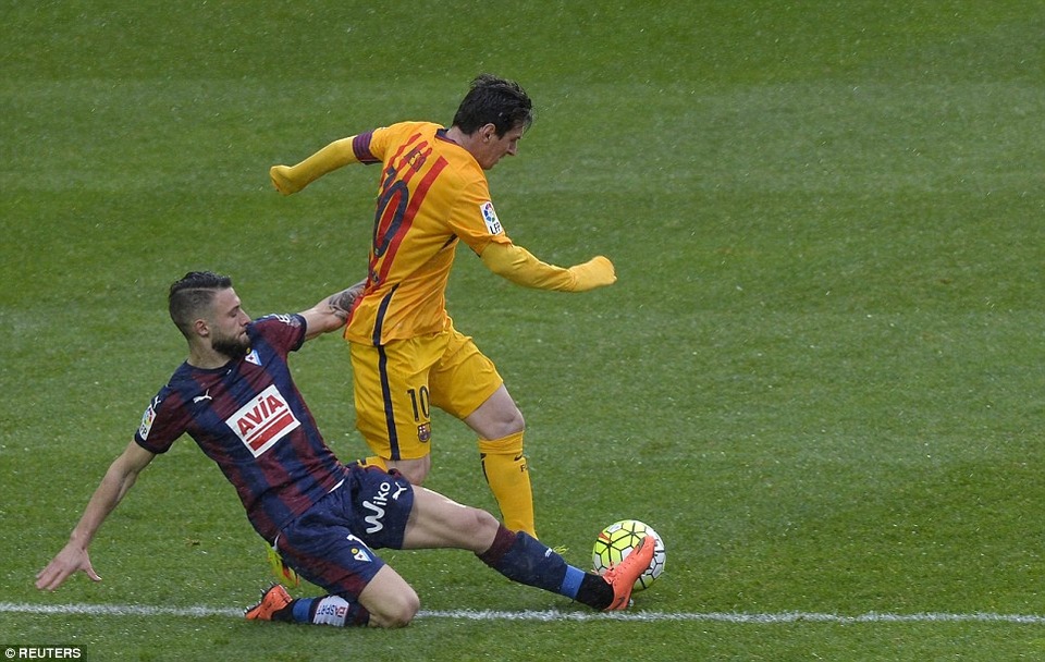 Barcelona săn chiến thắng đậm đà tại Ipurua Municipal - 3
Lionel Messi luôn có duyên ghi bàn khi gặp Eibar