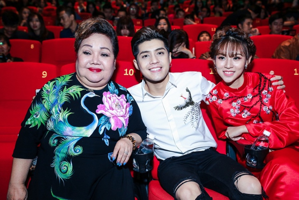 NSND Ngọc Giàu: “Tôi thương bé Noo như con trai của mình vậy!” - 6 Phí Phương Anh cũng rất hạnh phúc khi có cơ hội gần gũi, gắn bó thân thiết với má Giàu, anh Noo.