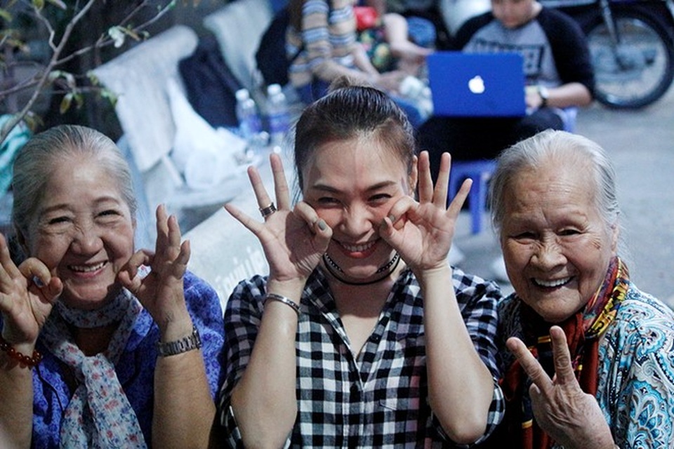 Hình ảnh nghệ sĩ Việt trong những chuyến từ thiện cuối năm - 7 Mỹ Tâm chụp ảnh lưu niệm và tạo không khí vui tươi khi đến thăm các nghệ sĩ lớn tuổi.
