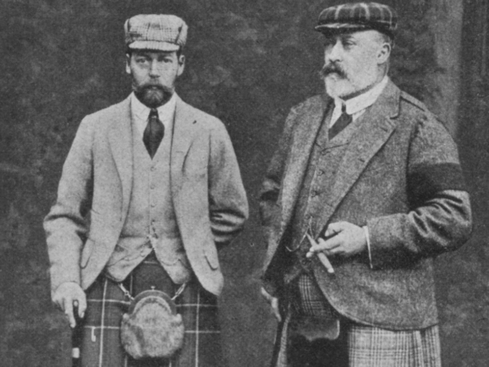 Tại sao vest nam không bao giờ cài chiếc cúc cuối? - 3 Vua Edward VII (trái) hồi năm 1901. Có thể thấy trong ảnh, ông không cài khuy cuối của áo chẽn.