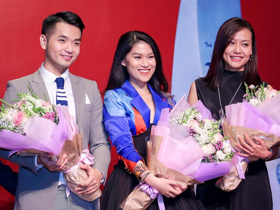 Dàn sao Việt nô nức chúc mừng đạo diễn Hồng Ánh - 5
Ca sĩ Phạm Hồng Phước lần đầu tham gia đóng phim nhưng đã bất ngờ nhận được giải Nam diễn viên chính Xuất sắc nhất. Đạo diễn Hồng Ánh cho biết, nếu Phạm Hồng Phước quyết tâm theo đuổi và nghiêm túc với việc diễn xuất thì anh cũng sẽ có những thành công lớn ở lĩnh vực này.