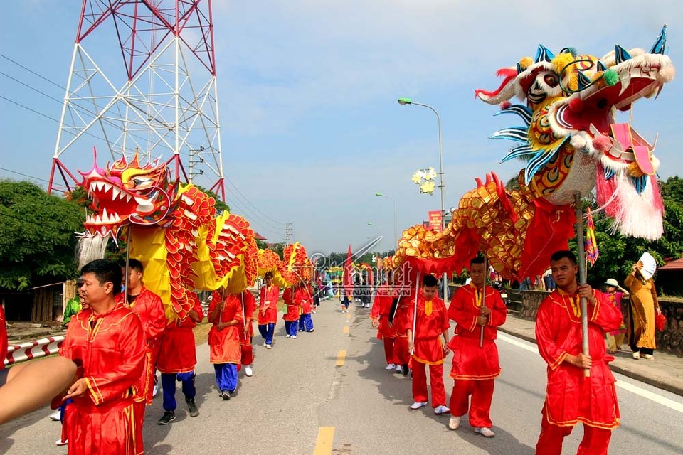 Trai Hà Nội mặc váy rước nước trên sông Hồng - 7 Đội múa rồng dẫn đầu đoàn