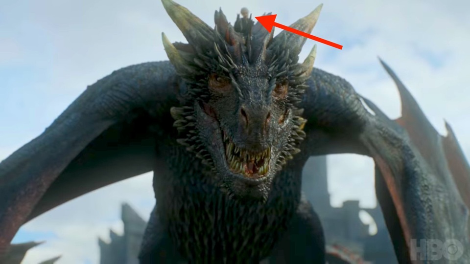Người xem gần như sẽ không thể nào nhận ra Daenerys xuất hiện trên đầu rồng Drogon.