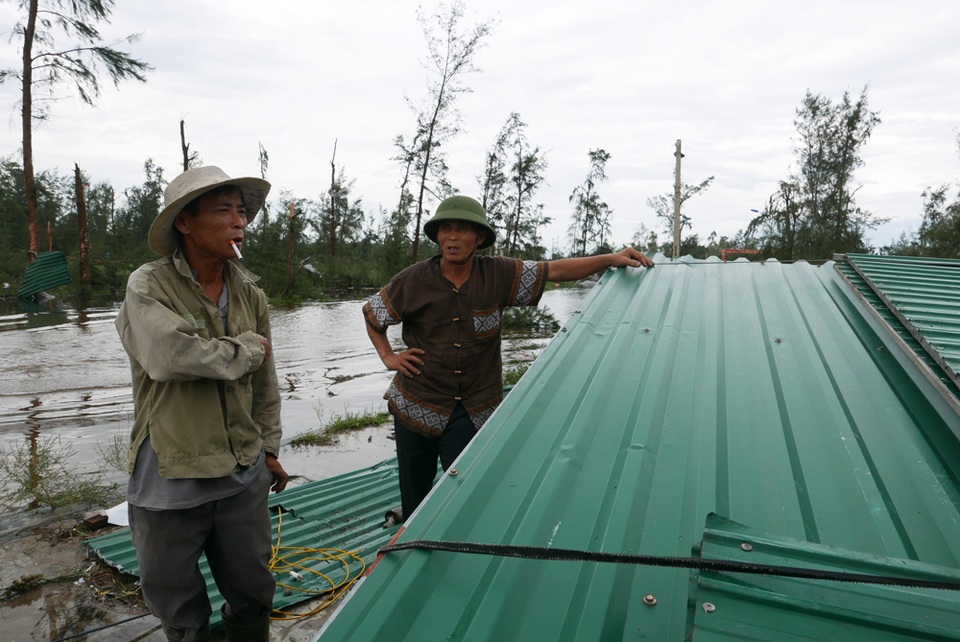 Phố biển Cửa Lò tan hoang, người dân hối hả dọn dẹp sau bão - 15
Sáng 16/9, thời tiết tại Cửa Lò quang đãng trở lại, cũng là lúc người dân bắt tay vào công việc dọn dẹp sau bão. Một số người cao tuổi ở đây cho hay, trong nhiều năm trở lại đây, chưa từng thấy lần nào gió bão và sóng biển dữ dội như bão số 10 lần này.