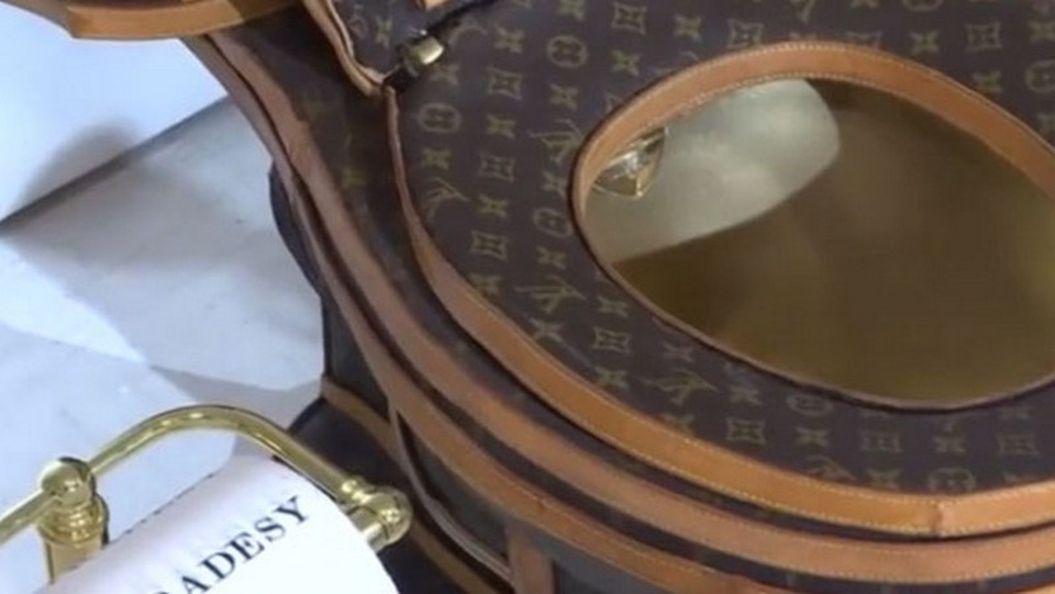 “Toilet hàng hiệu” trưng bày như… tác phẩm nghệ thuật giá hơn 2 tỷ đồng - 4