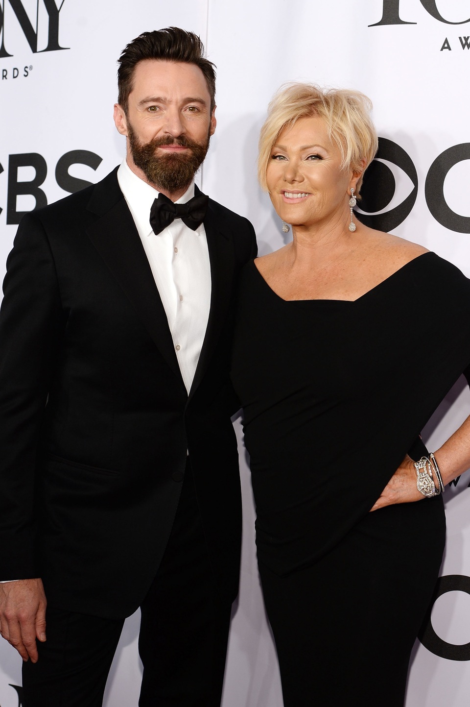 Deborra-Lee Furness và Hugh Jackman - Khoảng cách 13 tuổi: “Người Sói” Hugh Jackman đã kết hôn với nữ diễn viên Deborra-Lee Furness năm 1996, hiện tại, cặp đôi có hai người con chung. Điều đặc biệt, họ là người bạn đời đầu tiên của nhau và đã gắn bó trong một cuộc hôn nhân bền chặt kéo dài 21 năm. Hiện giờ, Hugh Jackman 48 tuổi, Deborra-Lee 61 tuổi.