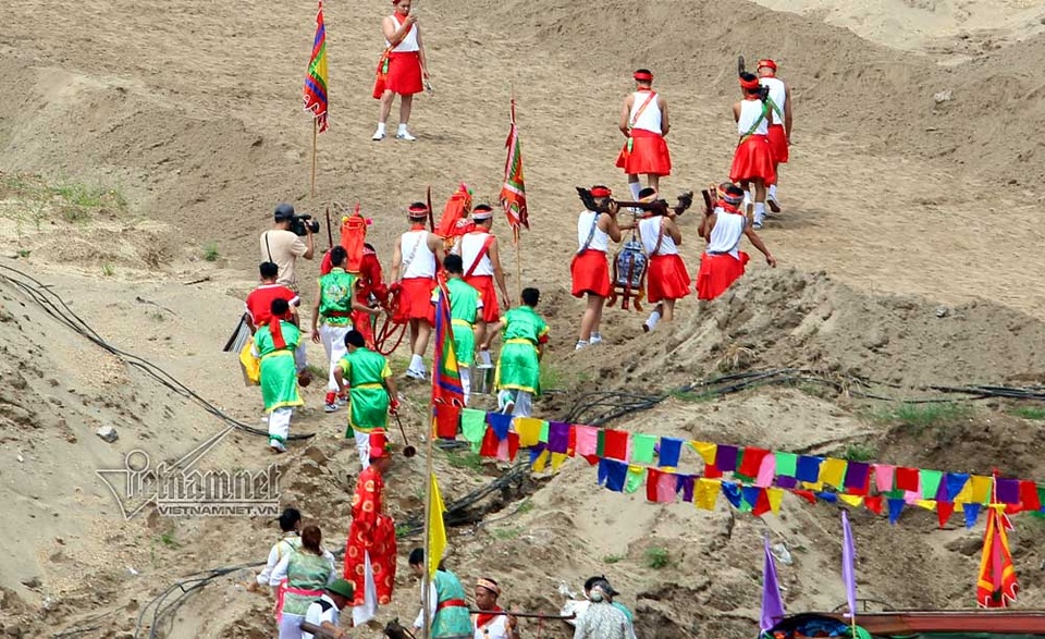 Trai Hà Nội mặc váy rước nước trên sông Hồng - 8 Đội quân phù giá khiêng nước sông lên đình Chèm để chuẩn bị làm lễ Mộc Dục tắm bài vị cho Đức Thánh