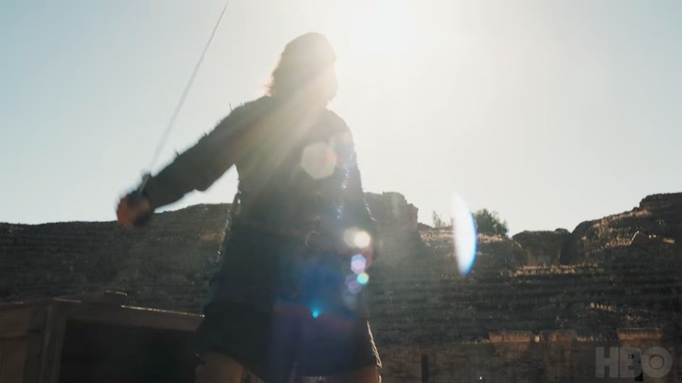 Trong khuôn hình chói lóa này, một nhân vật bí ẩn xuất hiện, với gương mặt bị ánh nắng mặt trời làm lóa. Liệu đây có phải Arya và thanh gươm Kim châm?