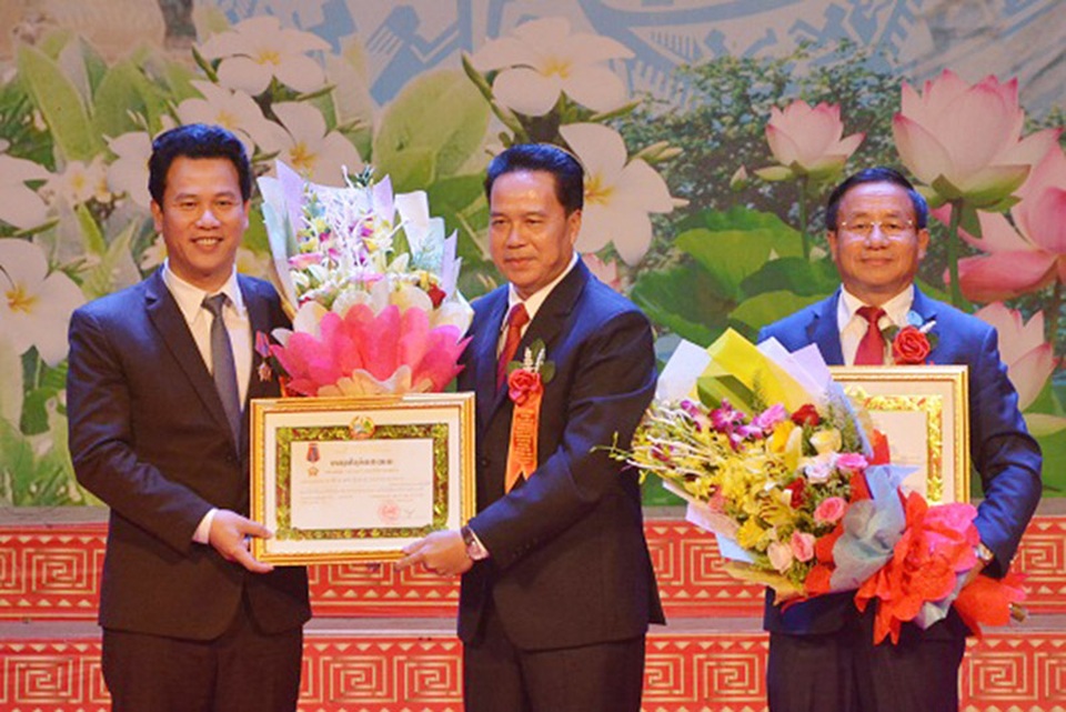 Kỷ niệm 55 năm Ngày Thiết lập quan hệ ngoại giao Việt - Lào - 3
...và trao Huân chương Tự do hạng III cho các ông: Lê Đình Sơn - Bí thư Tỉnh ủy, Đặng Quốc Khánh - Chủ tịch UBND tỉnh.