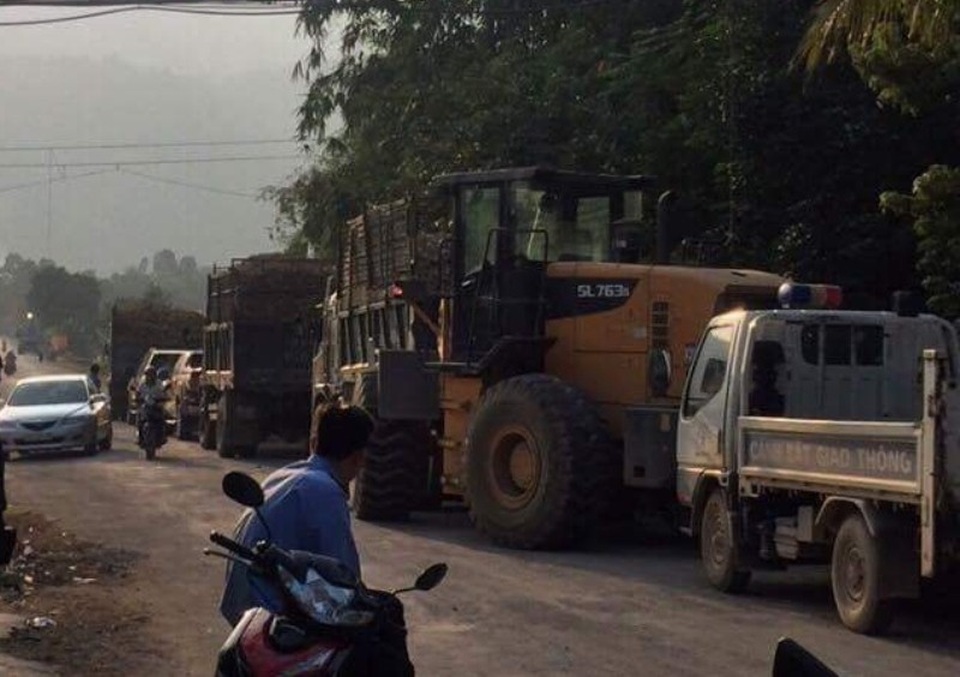 Tài xế xe quá khổ, quá tải bất hợp tác lực lượng chức năng - 2 Máy xúc, xe ô tô cản trở lực lượng CSGT làm nhiệm vụ