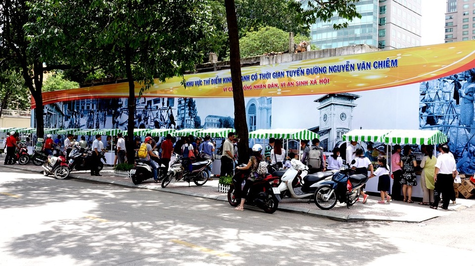 Sài Gòn có gì mới cho du khách? - 5 UBND UBND quận 1 đã đưa vào hoạt động “phố hàng rong” trên đường Nguyễn Văn Chiêm nhằm phục vụ nhu cầu ẩm thực đường phố của du khách và người dân.