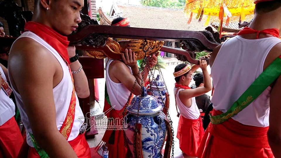 Trai Hà Nội mặc váy rước nước trên sông Hồng - 9 Nước sông được múc vào chóe cổ đưa vào đình chuẩn bị làm lễ