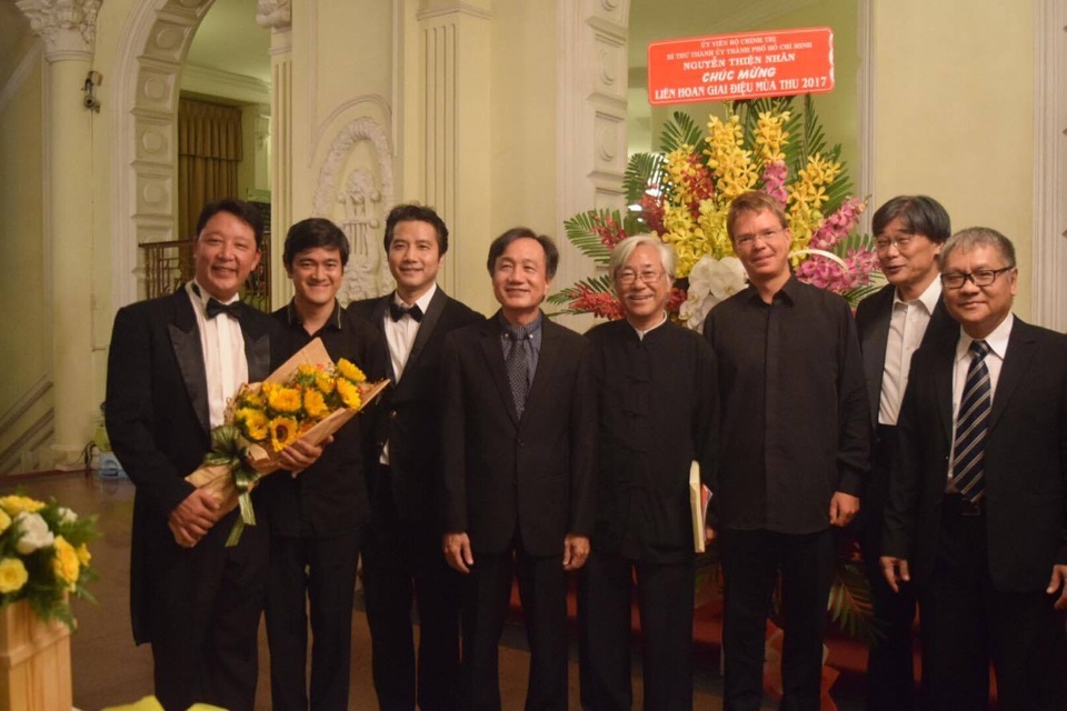 Nhạc trưởng Trần Vương Thạch và nhạc trưởng Lê Phi Phi chụp hình với các nghệ sĩ tham gia Liên hoan “Giai điệu mùa thu 2017”.