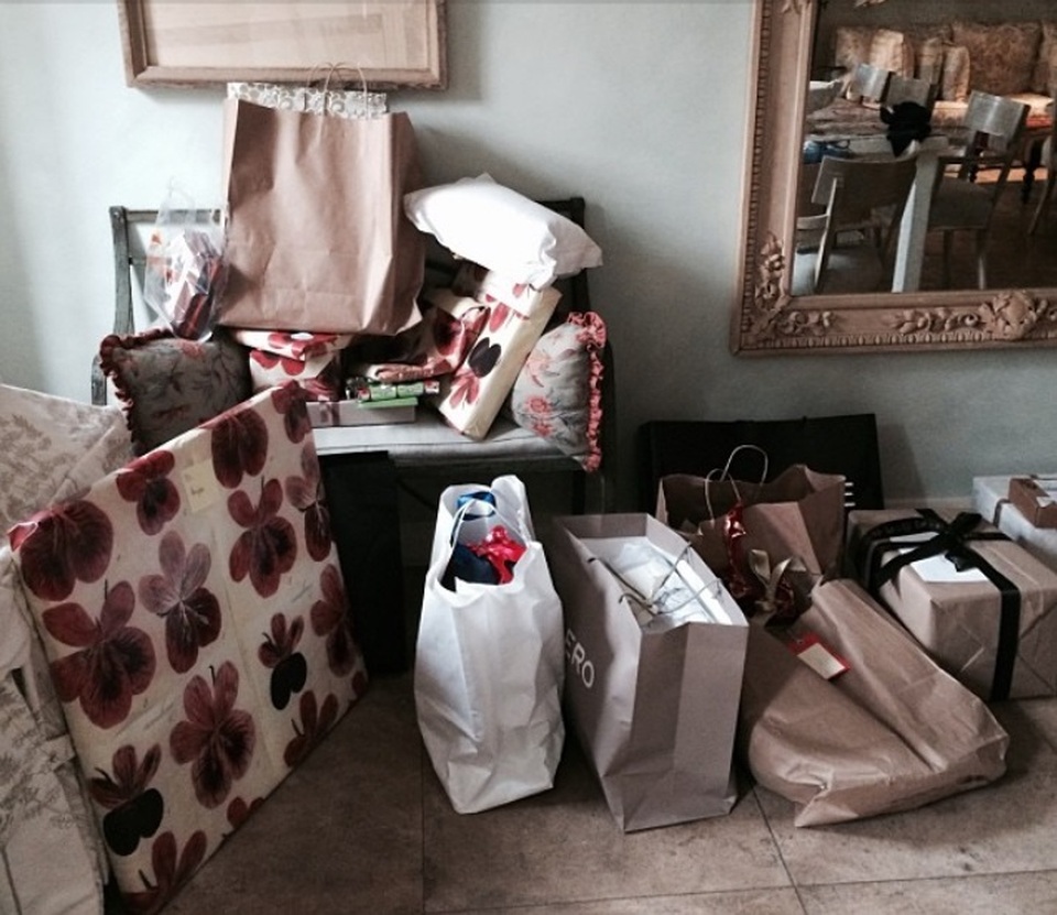 Bà Wintour là một nhân vật quyền lực và bí ẩn trong giới thời trang, dù vậy, các con của bà thường chia sẻ những câu chuyện nhỏ hài hước về mẹ của mình lên mạng xã hội, thường những câu chuyện xoay quanh sự cầu kỳ, khó tính của bà.