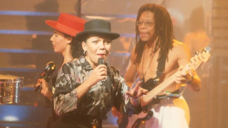 Nữ ca sĩ “Lambada” - Loalwa Braz - qua đời tại Brazil - 1 Loalwa Braz cùng với ban nhạc Kaoma - nhóm nhạc đứng sau ca khúc huyền thoại “Lambada”.