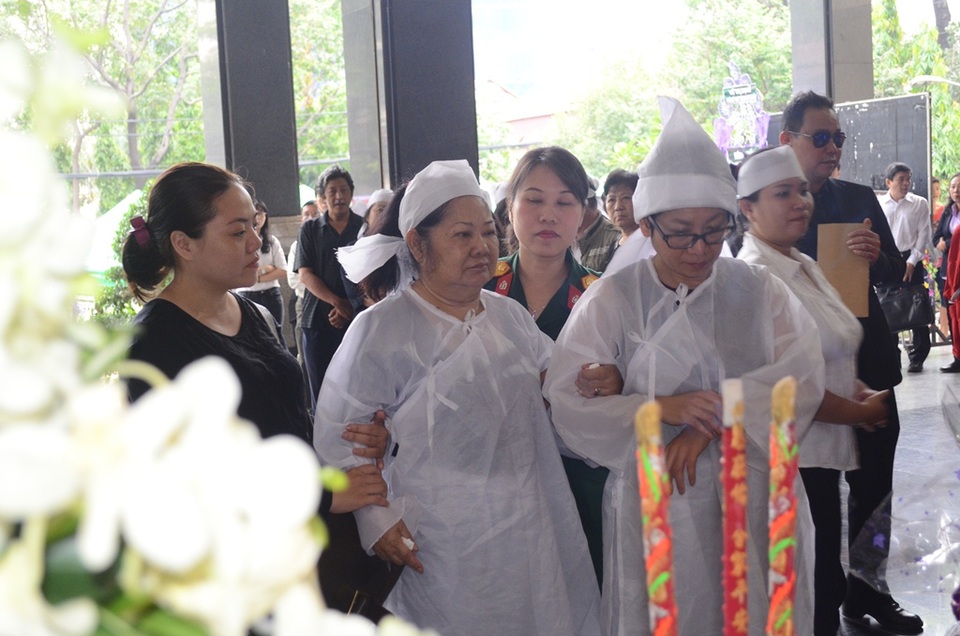 Vợ con nhạc sĩ không nén được xúc động khi nhìn di ảnh của ông trước giờ động quan