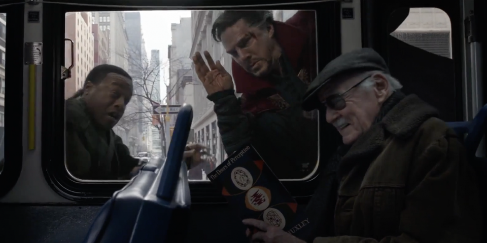 Trong “Doctor Strange” (Phù thủy tối thượng - 2016), Stan Lee vào vai ông cụ ngồi trên xe buýt đọc sách.