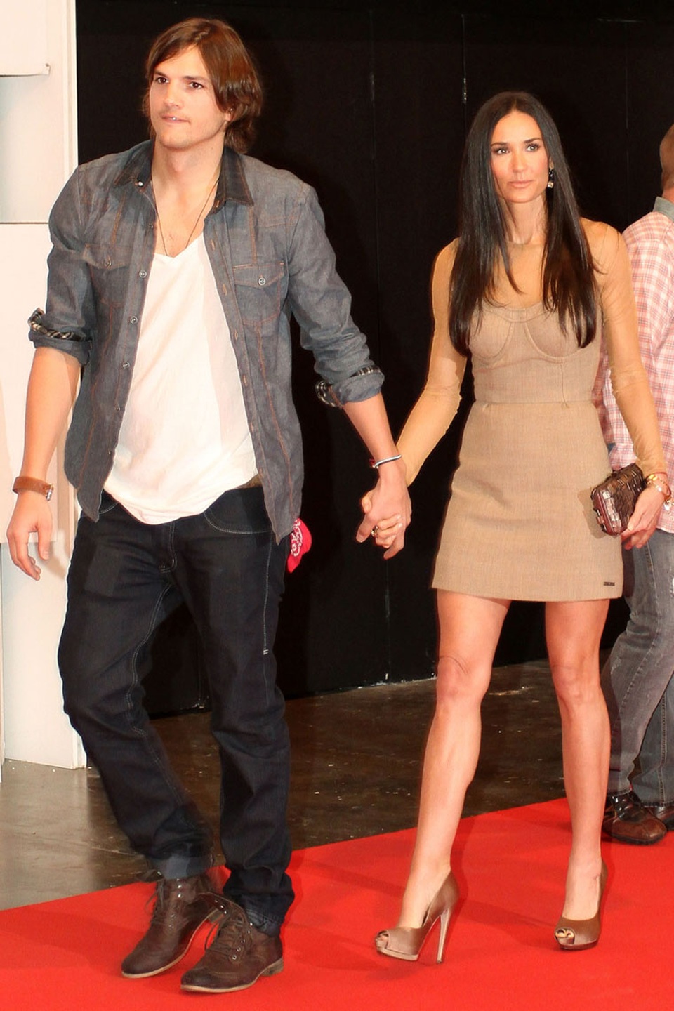 Demi Moore và Ashton Kutcher - Khoảng cách 15 tuổi: Nam diễn viên Ashton Kutcher là người chồng thứ 3 trong cuộc đời nữ diễn viên Demi Moore. Cuộc hôn nhân của họ đã chính thức đi đến hồi kết vào năm 2013 sau 2 năm ly thân. Trước đó, khi cặp đôi kết hôn năm 2005, chuyện tình vượt qua khoảng cách tuổi tác này đã khiến dư luận kinh ngạc.