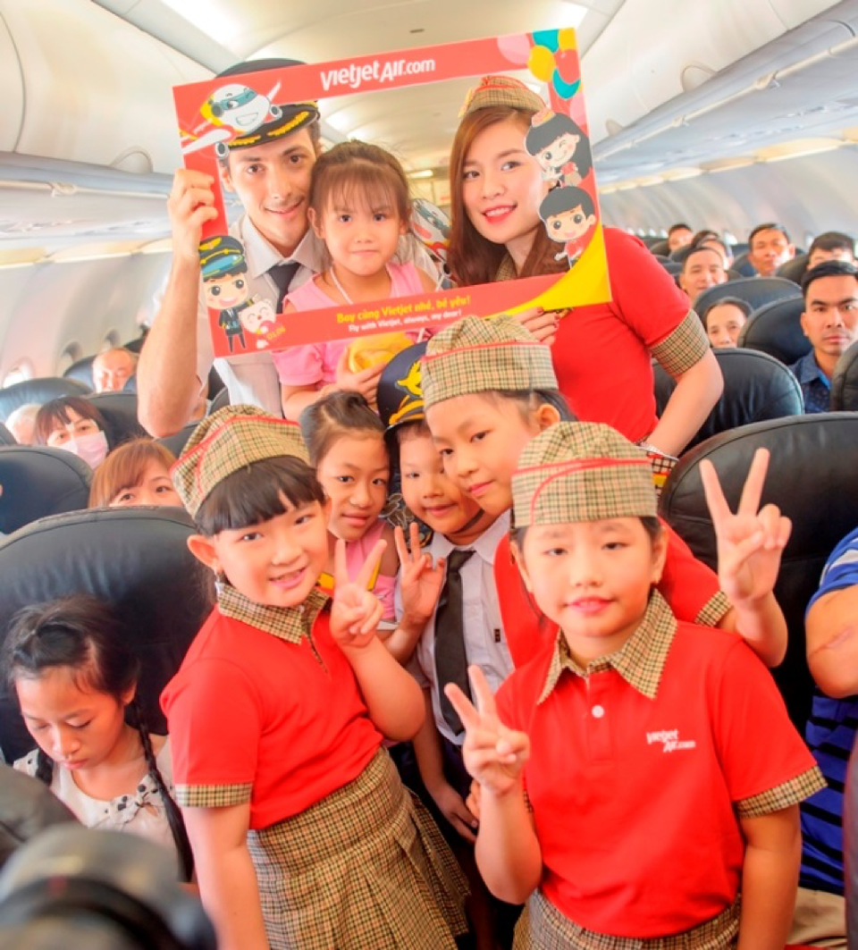 Nhiều em nhỏ đã rất bất ngờ khi được các cô chú phi công, tiếp viên tặng quà tặng xinh xắn.