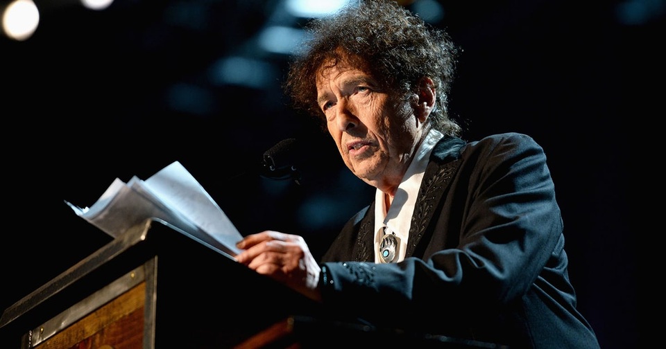 Bob Dylan vừa kịp nhận giải thưởng Nobel Văn học hơn 20 tỷ đồng - 3 Bob Dylan đã thực hiện bài thuyết giảng Nobel, như vậy, ông đã đáp ứng đầy đủ điều kiện để có thể nhận giải thưởng là số tiền mặt tương đương 20,5 tỷ đồng.