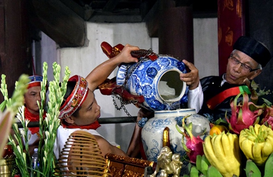 Trai Hà Nội mặc váy rước nước trên sông Hồng - 10 Cụ Từ đổ nước từ chóe vào chóe tại đình trong hậu cung để chuẩn bị mộc dục (Ảnh: Minh Lý)