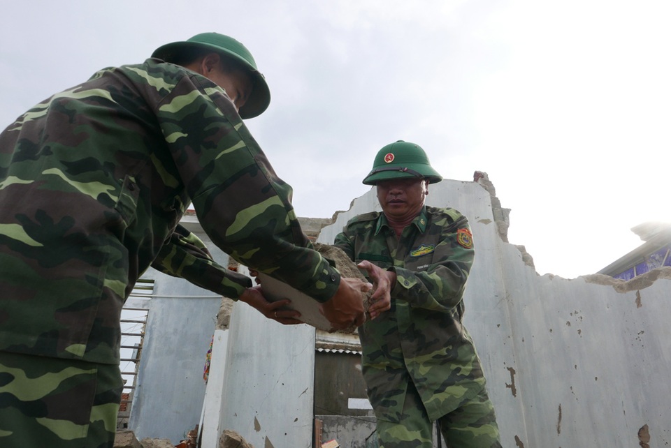 Mồ hôi các anh rơi, vết thương bão tố đang lành lại - 10
Do nhiều nhà bị sập, khối lượng gạch đá phải dọn dẹp rất lớn, các chiến sĩ phải thực hiện bằng tay khá vất vả.