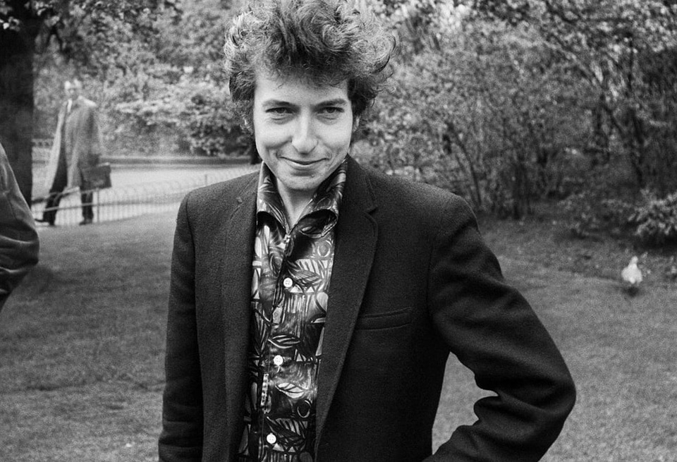 Bob Dylan vừa kịp nhận giải thưởng Nobel Văn học hơn 20 tỷ đồng - 1 Bob Dylan vừa kịp nhận giải thưởng Nobel Văn học hơn 20 tỷ đồng - 1